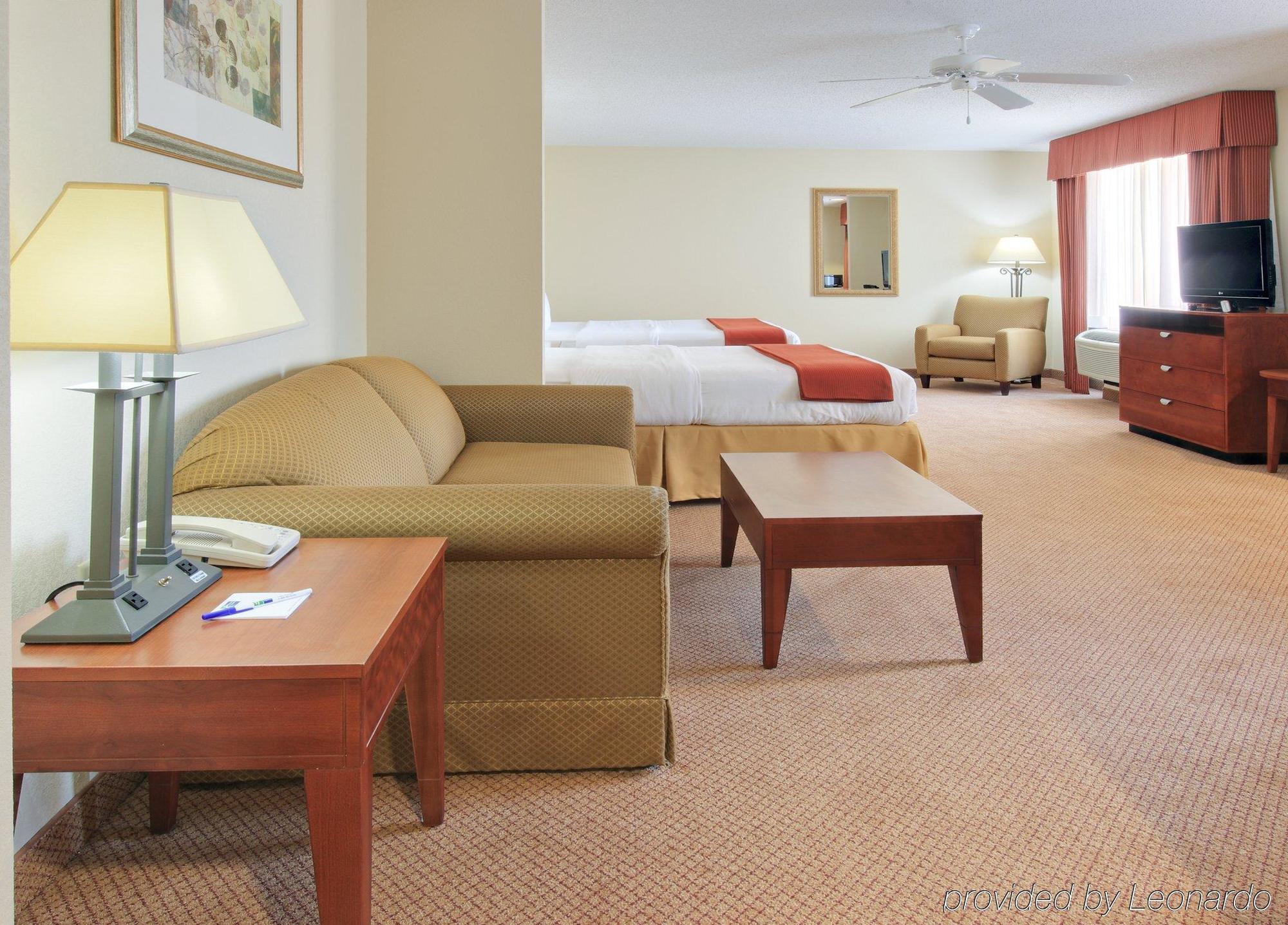 Holiday Inn Express Hotel & Suites Canton By Ihg Exterior photo
