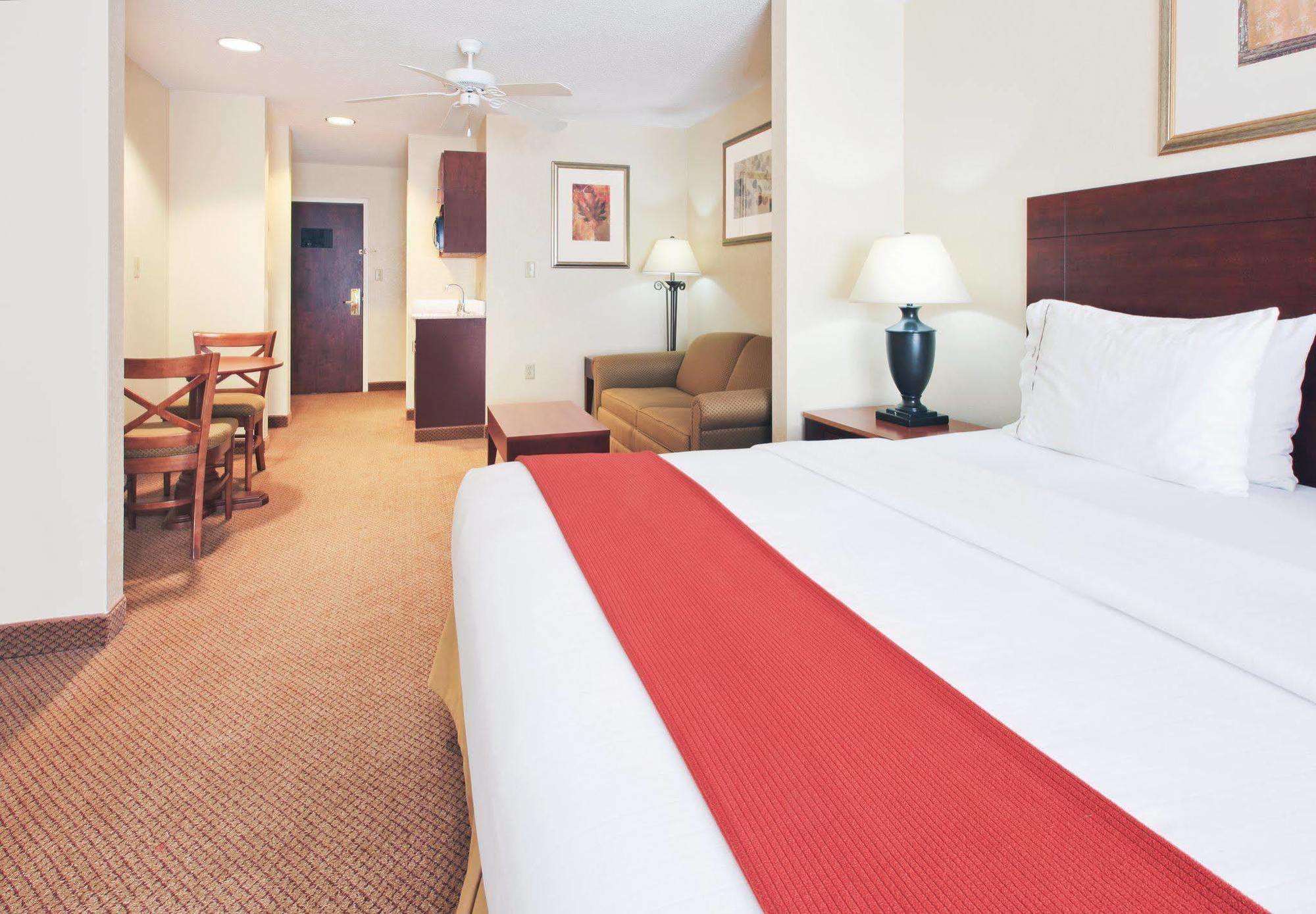 Holiday Inn Express Hotel & Suites Canton By Ihg Room photo